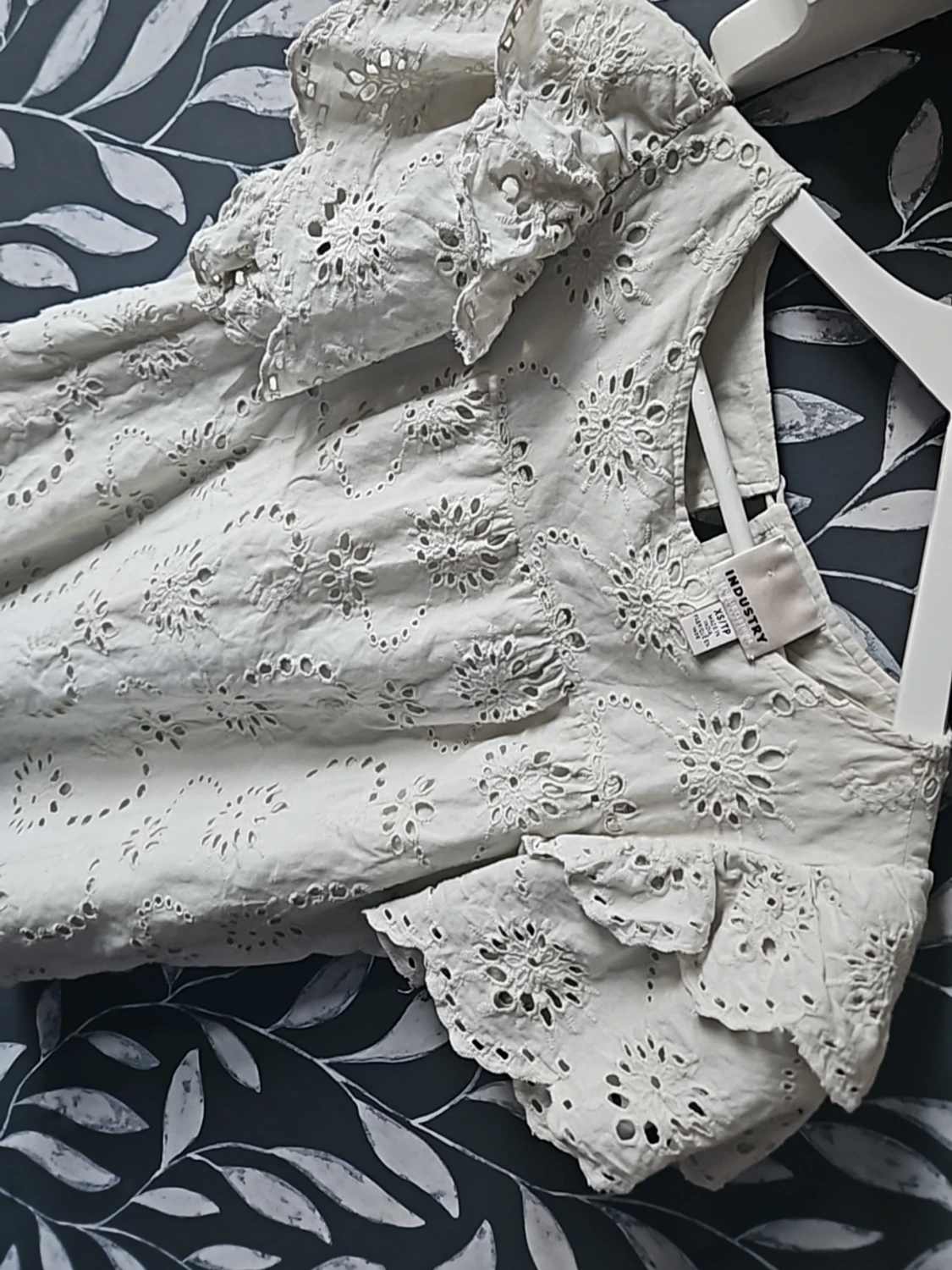 Grön blus med broderade volangärmar - 1