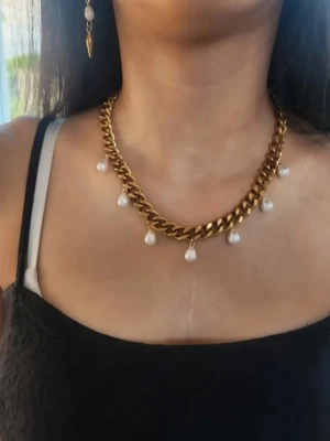 Guldpläterat  18k, 9 mm bred halsband med  pärlor - Elegant halsband i guldpläterat rostfritt stål  från Diavansa– finns även i silverfärgad variant. Matchande örhängen finns i en separat annons.  Smycket är 9 mm brett och har en justerbar längd mellan 38–43 cm, vilket gör att det passar perfekt oavsett stil och tillfälle.. De nickeltestade och handgjorda    