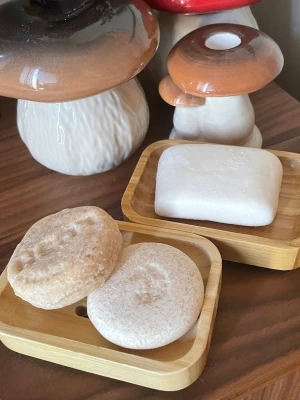 LUSH ‘Honey I Washed My Hair’ shampoobar & Coconut Co-Wash - Jag säljer två stycken ’Honey I Washed My Hair’ shampoo bars. En är helt ny och aldrig använd (bild nr. 2) den ena är det ungefär hälften kvar av (bild nr. 3). Jag säljer även Coconut Co-Wash (bild nr. 4). Detta är ett tvättbalsam som också är använd, ungefär 2 gånger. Jag har förvarat alla på ett torrt och svalt ställe, så de är i bra skick.  Tvålfaten ingår ej.
