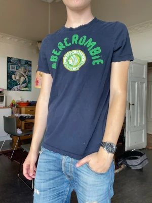 Vintage Abercrombie&fitch t-shirt - A& F t-shirt. Inga defekter. Modellen är 180cm 65kg och bär storlek M.  Fråga gärna frågor! (Kan gå ner mer i pris vid köp av bundles🤩)