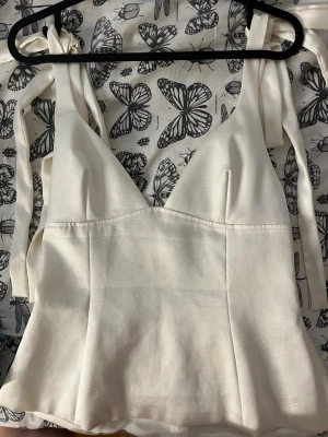 Vit silkestopp från Zara - Bra skick! Kommer inte till användning 💕