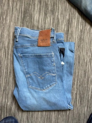 Ljusblå skinny jeans från Replay - Snygga ljusblå skinny jeans från Replay med klassisk femficksdesign och läderpatch bak i midjan. Jeansen har en smal passform och är tillverkade i stretchigt denimtyg för extra komfort. Perfekta för en avslappnad och trendig look. Storlek 31 34. Hör av dig vid frågor// kan gå ner i pris vid snabb affär!😃/ Milton