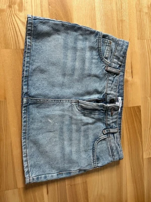 Blå jeanskjol från Subdued - Säljer en klassisk blå jeanskjol från Subdued i kort modell. Köpte föra sommaren men han aldrig användas. Ny pris 600kr den är lågmidjad