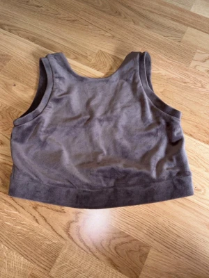 Topp Lindex stl M - Velour croptop från Lindex i storlek M.  Har en relativt öppen rygg, ”silkesmaterial” inuti. Aldrig använd, så i nyskick. 