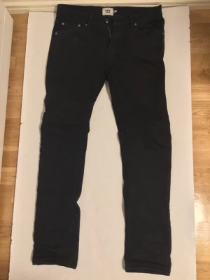 Svarta Jeans 31/32 - Säljer mina Svarta Jeans från Lager 157, säljs då de inte används mer. inga defekter eller repor!