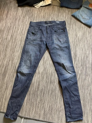 Mörkblå Replay slim jeans - Säljer ett par mörkblå slim fit jeans från Replay med klassisk femficksmodell och snygga slitningar. Jeansen har normal midja och är tillverkade i stretchigt denimtyg för extra komfort. Perfekta för en avslappnad och trendig look. Säljs för jag växt ut dem, storlek 31 34!  Hör av dig vid frågor// kan gå ner i pris vid snabb affär!😃/ Milton