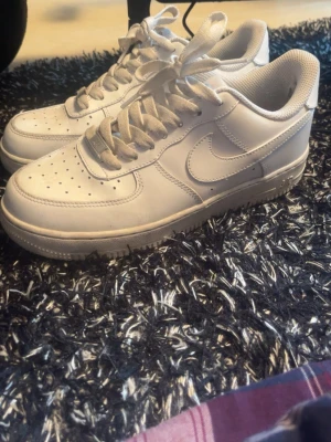 Vita Nike Air Force 1 sneakers -  vita Nike Air Force 1 fint skick men är lite söndriga på sista bilden som ni ser men funkar att använda man känner knappast av det 