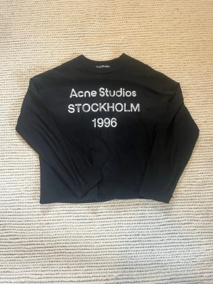 Acne Studios - Acne Studios med tryck 'Acne Studios STOCKHOLM 1996' på framsidan. Otroligt trendigt plagg! Storlek S men sitter också som M