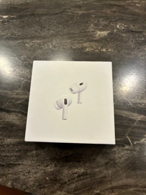  Aldrig öppnade Apple AirPods Pro trådlösa hörlurar -   aldrig öppnade Säljer ett par vita Apple AirPods Pro med silikontoppar för extra komfort. Hörlurarna är trådlösa och levereras i en stilren, kompakt förpackning. Perfekta för musik, samtal och träning med aktiv brusreducering och snygg design.