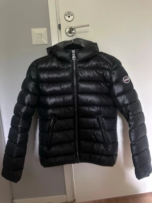 Svart dunjacka från Colmar - Säljer min svarta jacka från colmar!🥰 Jackan köptes av mig och är endast använd under en vinter. Storlek 40 vilket motsvarar ca Xs/S. Jackan är i väldigt bra skick förutom en liten reva vid dragkedjan, inget man tänker på!💓 På sista bilden ser man allt, såsom modell osv..🙌🏻 köpt för ca 3600kr men pga av revan kommer priset vara åt det lägre hållet! Hör gärna av er om ni har frågor eller vill ha fler bilder🥰Pris går självklart att diskutera.