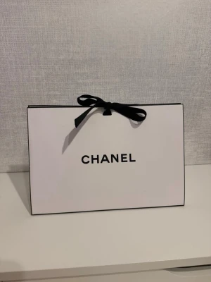 Presentbox - Presentbox/låda i helt nytt skick. Fint att ha på hyllor i rummet. Fri frakt.