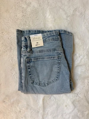 Ultra low flare jeans Gina Tricot - Ultra low flare petite jeans från Gina Tricot ”super it blue” i strl 36, aldrig använda då alla lappar sitter kvar. Nypris 399kr, mitt pris 150