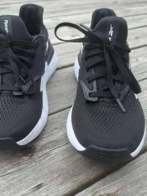 Reebook nano gym - Nya endast provade! Reebok Nano Gym är träningsskor som passar dig som gillar att variera olika träningsformer. Med en perfekt kombination av känslan av en löparsko och robustheten av en träningssko, ger de dig friheten att växla mellan olika träningsformer utan att kompromissa med komfort eller prestanda. Skorna fungerar lika bra för löpning som för tunga lyft och intensiv crosstraining, tack vare den innovativa designen. Den bekväma bootie-konstruktionen ger en omslutande passform. Strl 39.