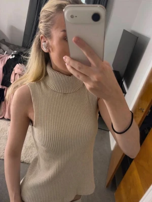Stickad polotröja  - Ribbstickad polotröja från Zara i beige 