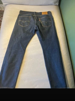 Mörkblå raka jeans - Snygga mörkblå jeans i klassisk rak modell med fem fickor och kontrastsömmar. Jeansen har en traditionell denimlook och passar perfekt till en avslappnad stil. Materialet är kraftig bomullsdenim. Längd 30 använd ett par gånger 