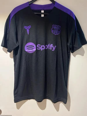 Barcelona tränings kit - Ett Barcelona tränings kit med T-shirt + shorts med fickor! Storlek L passar även M, helt nytt