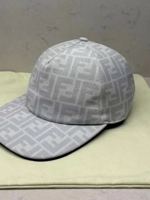Ljusgrå Fendi keps - Snygg ljusgrå keps med ton-i-ton mönster över hela ytan. Klassisk böjd skärm och sex paneler för en sportig look. Tillverkad i ett tygmaterial som känns både stilrent och trendigt. Perfekt accessoar för att lyfta din outfit.