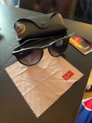 Svarta Ray-Ban solglasögon - Snygga svarta solglasögon från Ray-Ban med klassisk wayfarer-form. Kommer med originalfodral och putsduk. Perfekta för soliga dagar och ger en tidlös look.