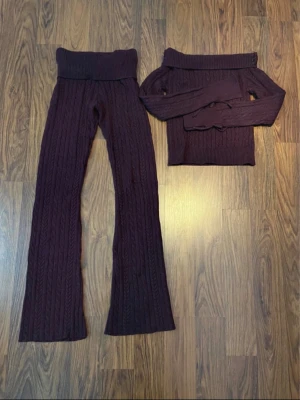 Kabelstickat sweatset från Gina tricot  - Säljer ett  stickat set från Gina Tricot med kabelstickat mönster. Setet består av en tröja samt matchande byxor med utsvängda ben. Perfekt för dig som gillar mysiga och trendiga outfits.