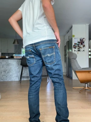 Blå Nudie jeans  - Tjenare! Säljer nu mina nudies som är i fint skick. Måtten på jeansen är längd 99 o midja 39. Hör av dig vid minsta fråga!!