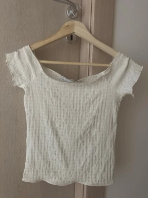 Ribbad offshoulder topp från 157 - Säljer en ljus ribbad offshoulder topp från 157 i storlek XS. 
