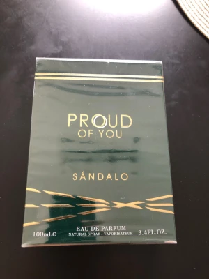 Proud of You Sándalo Eau de Parfum - Öppnad Parfym Proud of You Sándalo Eau de Parfum 100ml. Luktar som Emporio Armanis Stronger with you. 