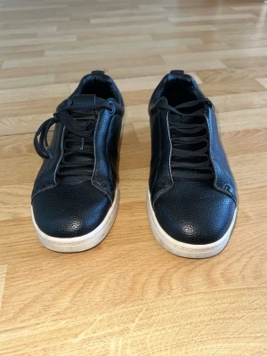 Svarta sneakers från Zara - Dem är använda men jag har tagit hand om dem bra. Det finns inga hål eller andra defekter. Jag säljer dem billigt för att jag flyttar och föredrar att nån får dem istället för papperskorgen