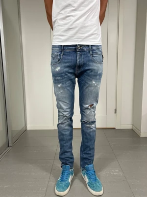 Replay Anbass Jeans  - Säljer nu dessa Replay Anbass Jeans med snygga slitningar i populär design, W30 o L30 med mått ca 39 o 101 cm. skriv för fler bilder/frågor🙌🏼