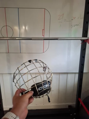 Ishockeygaller från CCM - Säljer ett klassiskt ishockeygaller från CCM i silverfärgad metall med svart hakskydd och justerbara remmar. Är i storleken s och är endast använd 5 gånger på träning. Perfekt för dig som vill skydda ansiktet på isen. Passar de flesta hjälmar och är lätt att montera.