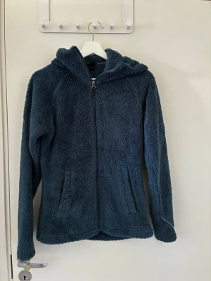 Supermysig mörkblå teddyfleece 🧸💙 - Säljer denna jättegulliga och fluffiga fleecejacka med huva! 😍 Perfekt och varm till kyliga dagar. Från Everest ❄️⛄️🧸💙