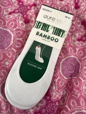 Ballerina strumpor (Vita no show-strumpor) - Säljer 5 par vita no show-strumpor från Aura Via i storlek 38-41. Tillverkade i mjuk bambu med silikon på hälen för extra grepp. Perfekta till låga skor/ballerina skor när du vill att strumporna inte ska synas. Det ingår 5 par endast för 70kr!!