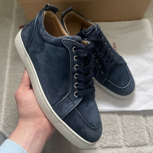 Christian Louboutin Rantulow Navy - Säljer mina sjukt feta louboutins! Självklart äkta👌 Storlek 41, skulle säga att dom passar 41,5-42. Sparsamt använda och i väldigt bra skick.