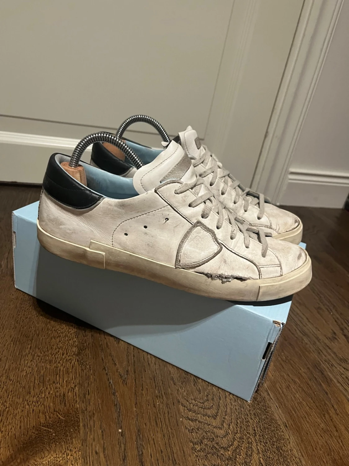 Vita sneakers med svart häl - 1