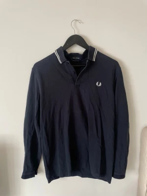 Långärmad piké - Fred Perry - Storlek M, jag är 183 cm lång, vid frågor kontakta mig!