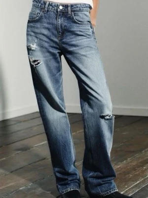 Snygga jeans med revor från zara - Snygga jeans i storlek 36 jag aldirg använt då de är för stora, helt nya men utan lappar! Pris kan diskuteras