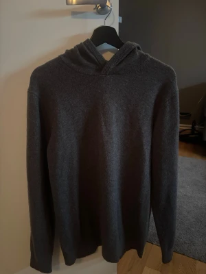 Stickad tröja  - Hej säljer denna mörkgråa merino wool hoodien från Vailent.