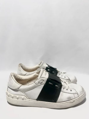 Valentino Open Sneakers  - Valentino Open sneakers för ett riktigt schysst pris! Väl använda men har mycket kvar att ge, skick efter bilder men inga grova defekter. Storlek 42. Obs ej orginal sula. Kontakta mig för fler frågor och funderingar!