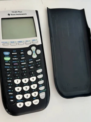 Texas Instruments TI-84 Plus miniräknare Grafräknare  - En grafritande miniräknare TI-84 Plus från Texas Instruments. Svart och silver design med tydliga knappar och stor display. Perfekt för matte, statistik och programmering. Medföljer skyddsfodral i svart plast.