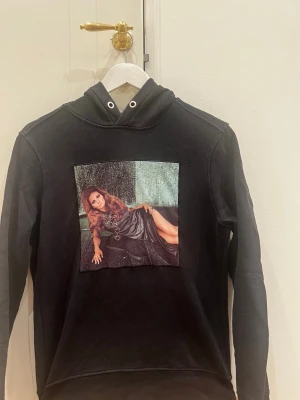 LIMITATO Hoodie - Tjena! Säljer denna Hoodie från LIMITATO, ett lyxigt märke. Storleken är bra, sitter som den ska. Inga skavanker. 
