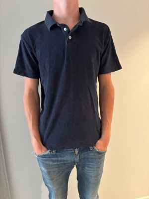 Lindbergh piké - Lindbergh piké! Stilrena och perfekta för dig. Ny pris=499kr säljs för=150kr skick=7/10 (modellen är 181cm lång och väger 67kg) Tveka ej att höra av dig vid frågor eller funderingar!