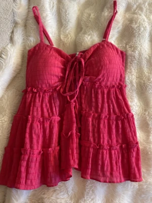 Rosa linne💕💕💕 - Ett rosa linne med en roset!🎀 köpte tidigt i år men har ALDRIG använt 🙅‍♀️ 