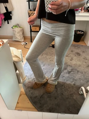 Grå yogapants - Ljusgrå yogapants från Gina.  Storlek 158, men passa mig bra som har storlek S/36.