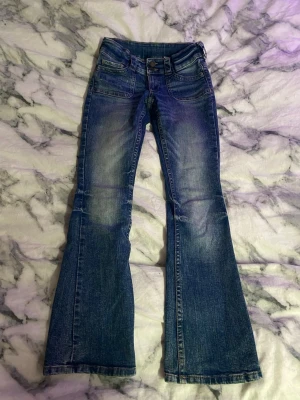 Blå bootcut jeans  - Säljer ett par super snygga jeans ifrån H&M i strl 152! De är i super bra skick och syns knappt att de är använda!!❣️💐