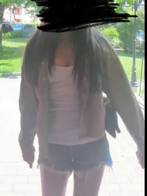 Grön oversized jacka  - Stilren grön jacka i bomull med två bröstfickor och knappar framtill. Rak passform och klassisk krage, perfekt att bära öppen över ett linne eller t-shirt. Passar till både jeans och shorts för en avslappnad look.