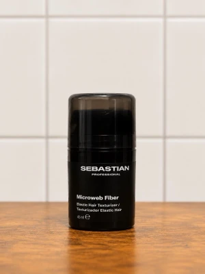 Sebastian Microweb Fiber hårstyling - Sebastian Professional Microweb Fiber är en elastisk hårtexturizer i svart plastförpackning, perfekt för att skapa flexibel struktur och definition i håret. Innehåller 45 ml och är enkel att applicera för en naturlig finish.