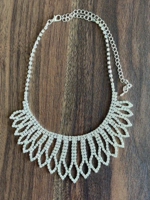 Silvrigt halsband - Aldrig använt. Köpt på Glitter eller Ur & Penn 🩷
