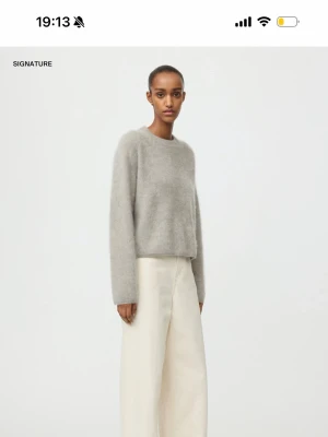 Grå fluffig stickad tröja - Helt ny tröja från soft goat i modellen Brushed Crewneck, aldrig använd. Nypris 3695. Obs! Den är inte i färgen på första bilderna utan i färgen på de två sista. Storlek L men är kort och sitter mer som en M💕pris kan diskuteras