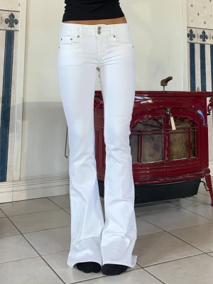 American Eagle jeans - (FINNS ATT KÖPA)💕Midjemått 74cm + stretch (35cm rakt över)💕 innerben 87cm💕 jag är 165💕 Nyskick