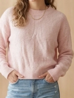 Ljusrosa stickad tröja Primark - Mysig ljusrosa stickad tröja från Primark med rund halsringning och långa ärmar. Tröjan har ribbade muddar vid ärmslut och nederkant, och är tillverkad i ett mjukt material som känns skönt mot huden. Perfekt för kalla dagar och enkel att matcha med jeans.