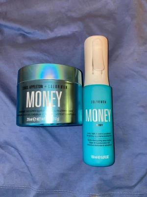 Color Wow Money hårmask & mist - Säljer ett set med Color Wow Money hårmask och Money Mist. Båda produkterna kommer i snygga turkosa och silverfärgade förpackningar. Masken är i burk och misten i sprayflaska, perfekta för att ge glans och vård till håret.